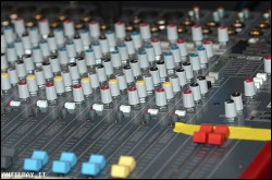 mixer digitali, mixer analogici e attrezzatura per DJ